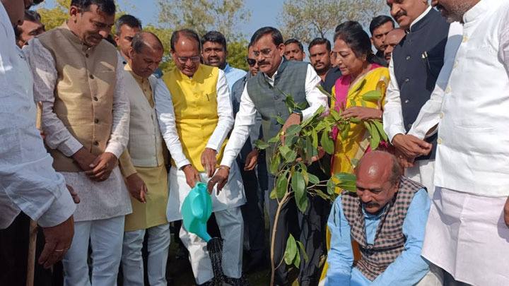 मुख्यमंत्री श्री चौहान ने खजुराहो में जन-प्रतिनिधियों के साथ पौध-रोपण किया